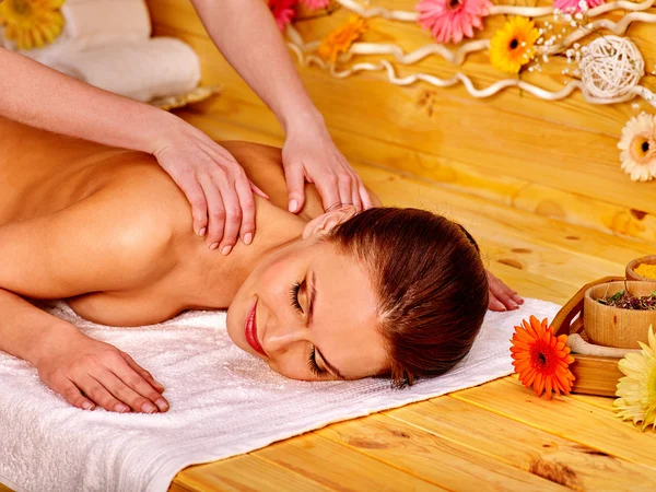 Frau bekommt Massage . — Stockfoto