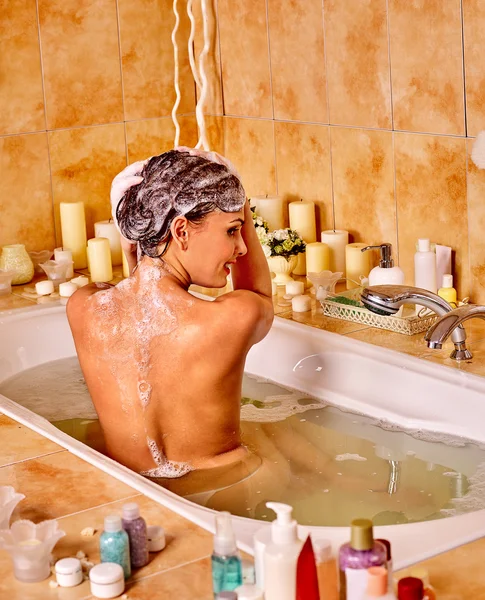 Kvinnan tvättar huvudet på badrum. — Stockfoto