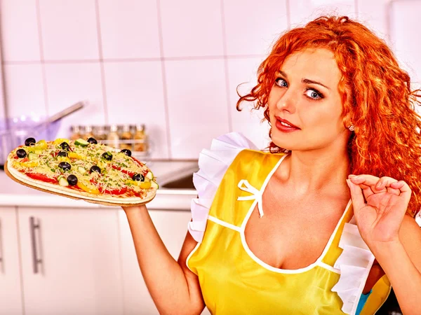 Happy woman cooking pizza. — Stock Photo, Image