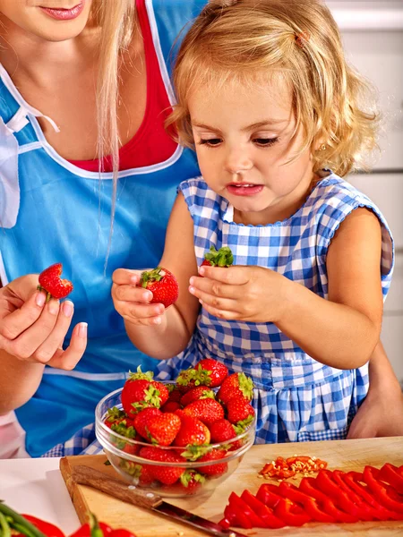 Mère nourrir l'enfant à la cuisine . — Photo