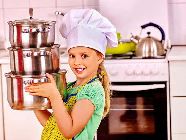 Barn matlagning på kök. — Stockfoto