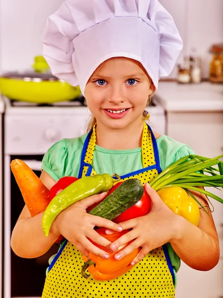 Barn matlagning på kök. — Stockfoto