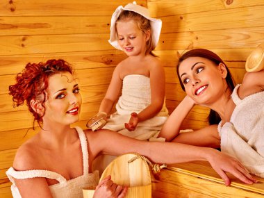 Grup insanlar çocuk sauna ile.