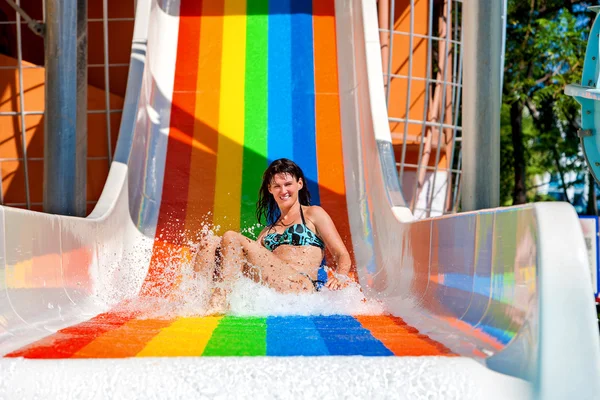 Mujer deslizante parque acuático — Foto de Stock