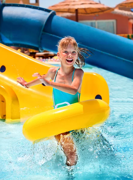 Niños sentados en anillo inflable . — Foto de Stock