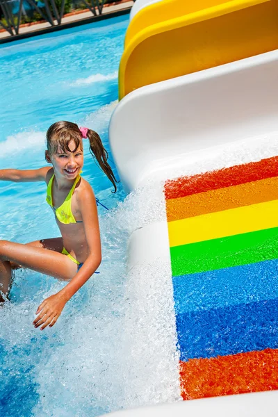 Kind in bikini glijden waterpark. — Stockfoto