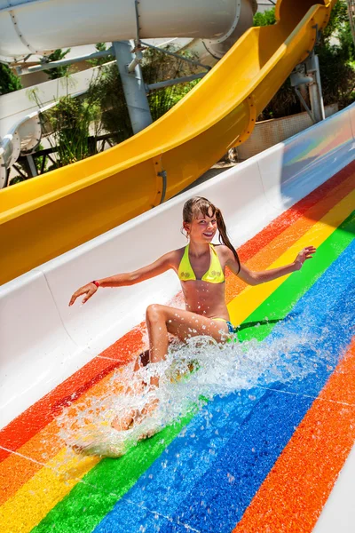 Kind in bikini glijden waterpark. — Stockfoto