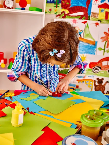 Kindermalerei an der Staffelei. — Stockfoto