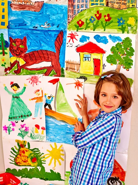 Child painting at easel. — Stock Photo, Image