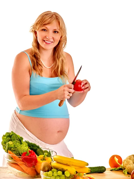 Mulher grávida preparando alimentos  . — Fotografia de Stock