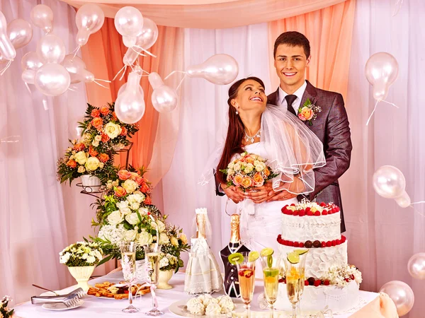 Paar am Hochzeitstisch. — Stockfoto
