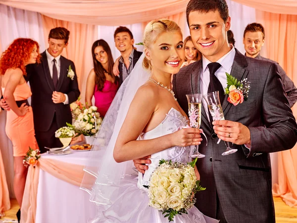 Wedding couple drinking champagne — Stock Photo, Image