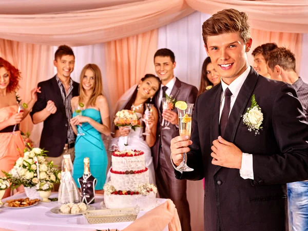 Skupina lidí na svatební stůl. — Stock fotografie