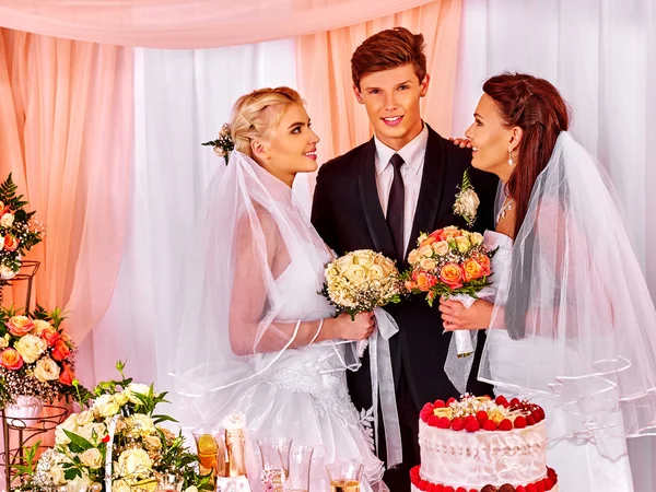 Człowiek szczęśliwy wesele i dwie panny młodej. — Zdjęcie stockowe