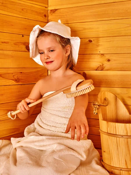 Kind ontspannen in de sauna. — Stockfoto