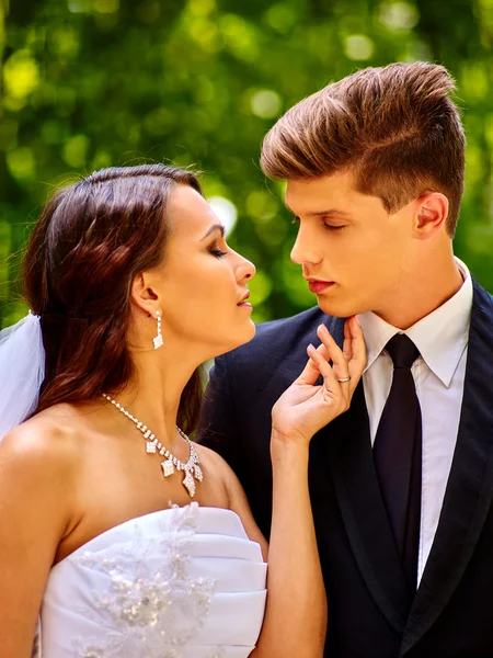 Braut und Bräutigam küssen sich im Freien. — Stockfoto