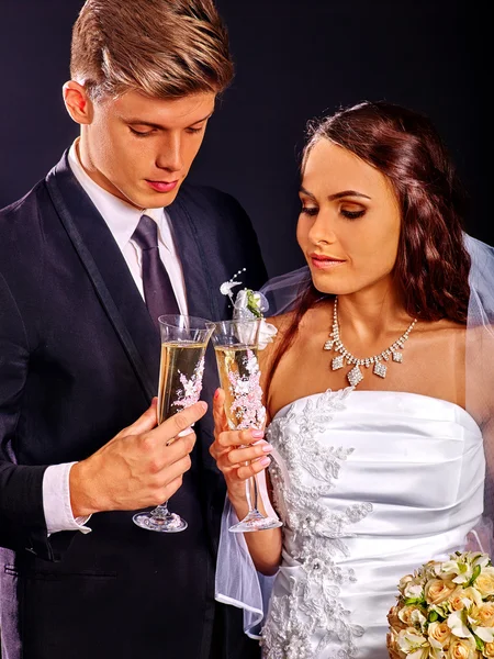 Wedding couple drinking champagne. — Stock Photo, Image