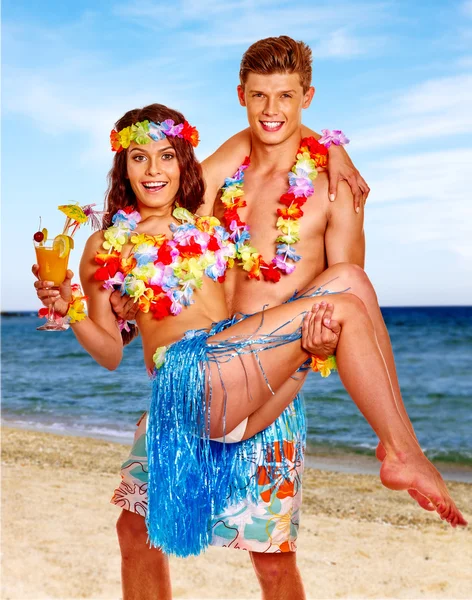 Ζευγάρι με κοκτέιλ στο Χαβάη παραλία στεφάνι. — Φωτογραφία Αρχείου
