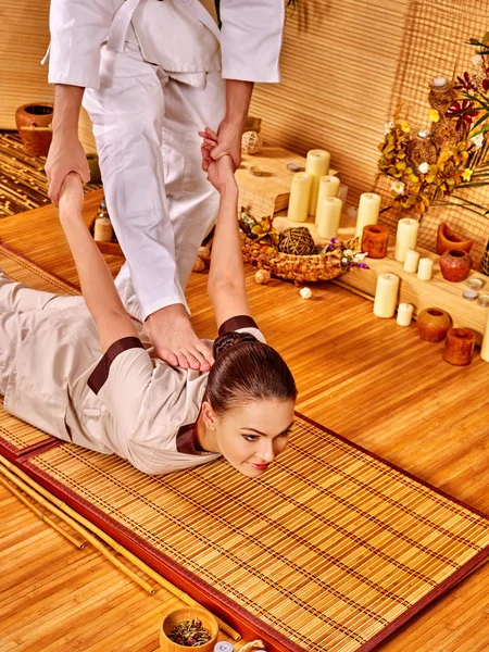 Kvinna får massage. — Stockfoto
