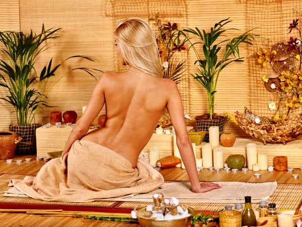 Mujer en spa de bambú . — Foto de Stock