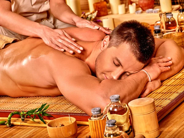 Mulher recebendo massagem de bambu . — Fotografia de Stock