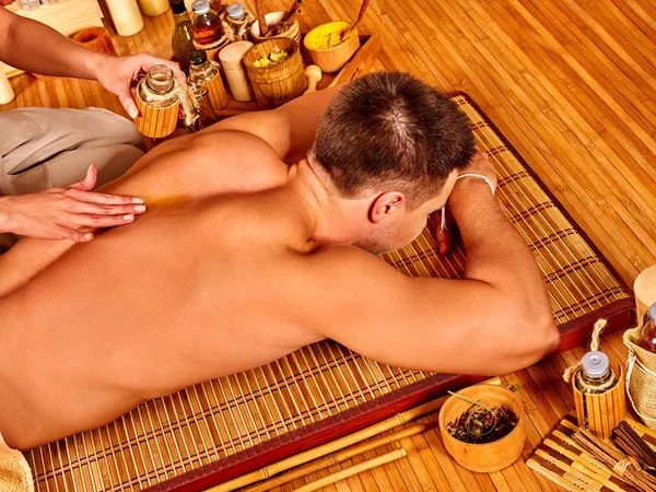 Homem recebendo massagem de bambu . — Fotografia de Stock