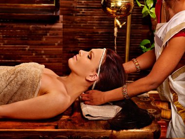 Ayurveda spa tedavisi olan kadın.