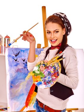 İşyerinde kadın sanatçı.