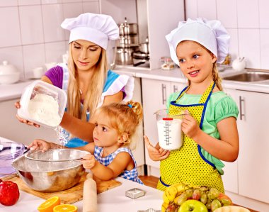 Anne ve kurabiye pişirme torun.