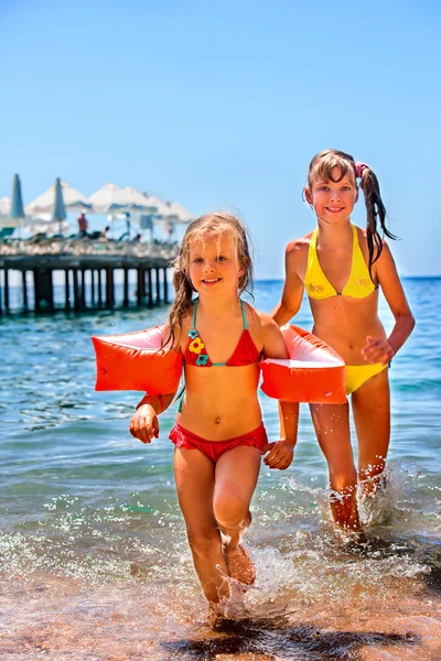 Bambini che giocano sulla spiaggia . — Foto Stock