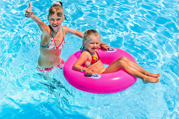 Дети в бассейне
.