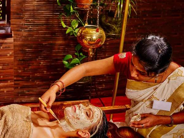 Mujer teniendo máscara en ayurveda spa . — Foto de Stock