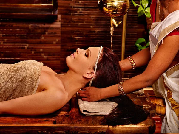 Mulher que tem tratamento de spa ayurveda . — Fotografia de Stock