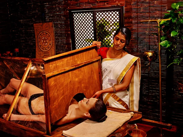 Frau mit Ayurveda-Sauna. — Stockfoto