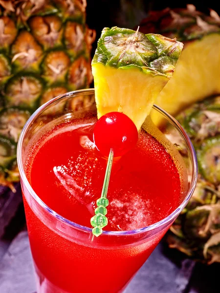 Kiraz ve highball bardakta ananas kokteyli. Üstten Görünüm — 图库照片