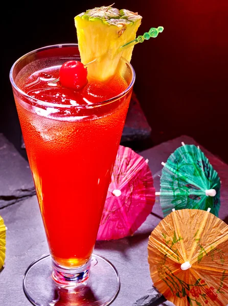 Kiraz ve highball bardakta ananas kokteyli. Üstten Görünüm — 图库照片