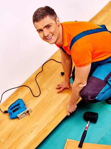 Homens que colocam parquet em casa — Fotografia de Stock