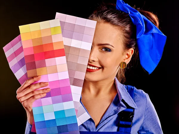 Builder woman with wallpaper. — Stock Photo, Image