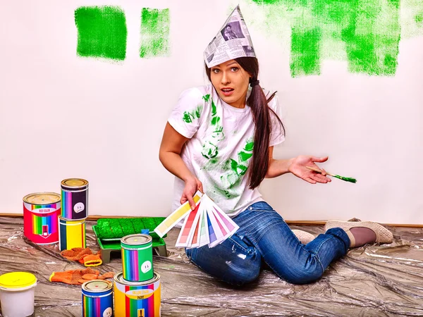 Mujer pared de pintura en casa . — Foto de Stock