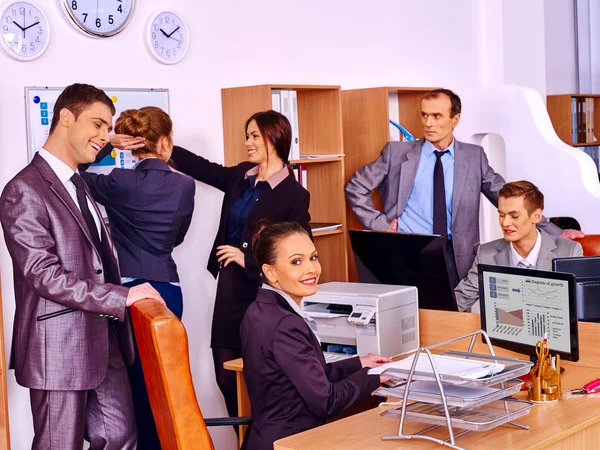 Grupa ludzi biznesu w biurze. — Zdjęcie stockowe