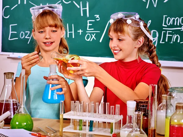 Chicas en clase de química . — Foto de Stock