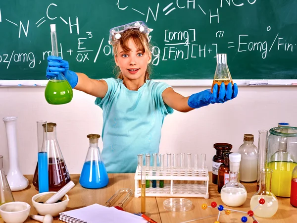 Enfant en classe de chimie . — Photo