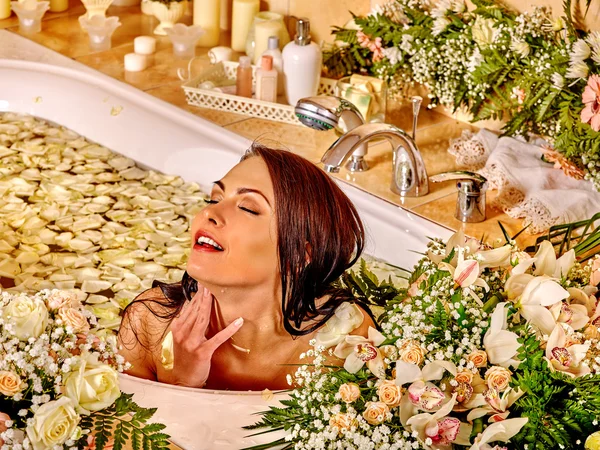 Vrouw in luxe spa. — Stockfoto