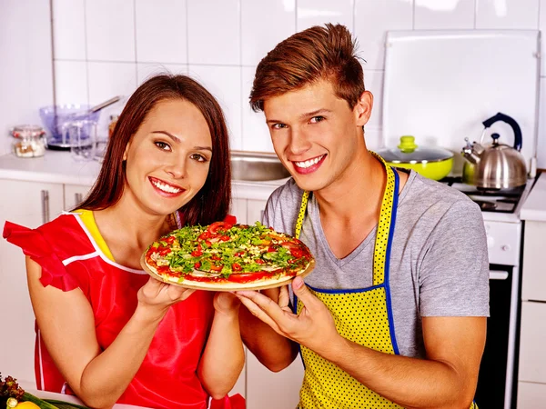 Jonge gezin koken pizza in kitchen. — Stockfoto