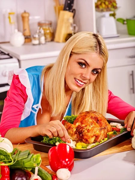 女人在厨房烹饪鸡. — 图库照片