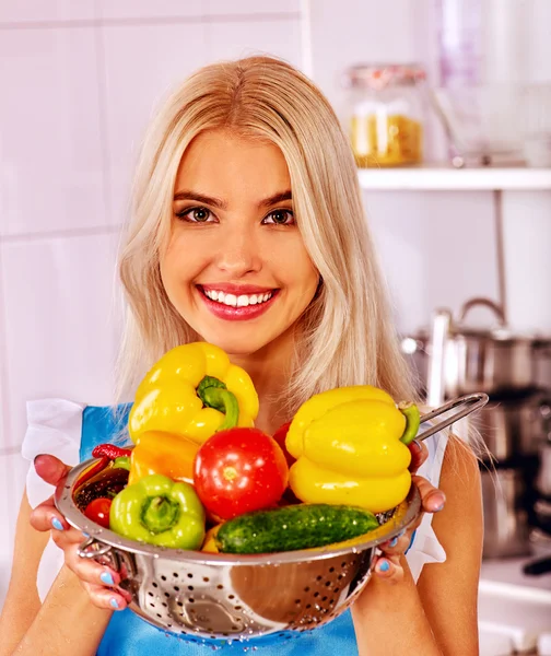 Vrouw met vruchten op keuken. — Stockfoto