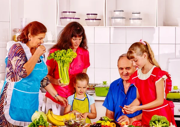 Lycklig familj matlagning på kök. — Stockfoto