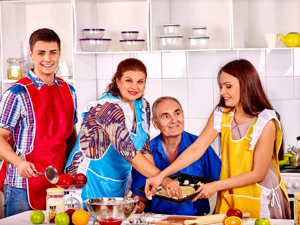 Senior en gelukkige familie koken in de keuken. — Stockfoto