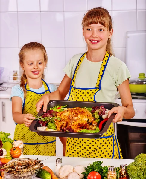 Bambini che cucinano il pollo a cucina . — Foto Stock