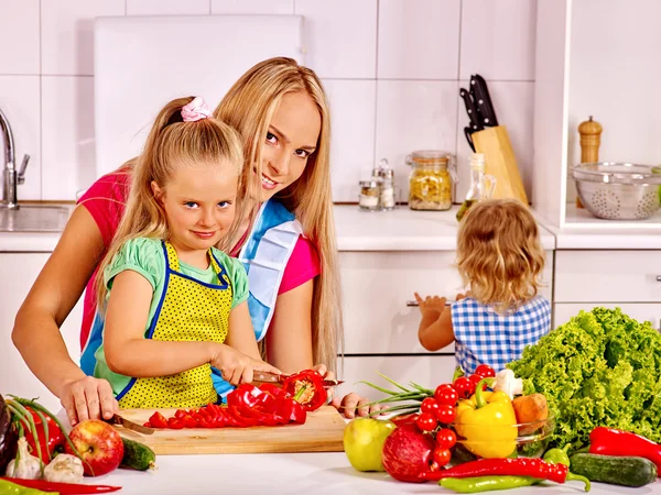 Anne ve kızı mutfak yemek. — Stok fotoğraf